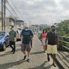 Reclamo. Un grupo de habitantes de Cumbres Bajas de Los Ceibos decidió exponer sus reclamos en la calle, por el ducto cajón que está lleno de maleza y del cual salen malos olores.