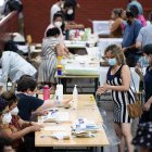 Ciudadanos votan en el Liceo Carmela Carvajal en Santiago (Chile).. EFE/ Alberto Valdés