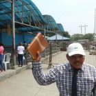Campaña. El hermano Juan Zea cumple jornadas diarias frente a la Penitenciaría. Espera con sus oraciones atenuar la violencia en la cárcel.