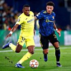 Pervis Estupiñán, lateral del Villarreal, intenta doblegar la marca de Jadon Sancho.