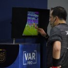 Carlos Orbe es uno de los pocos jueces capacitados para manejar el VAR en Ecuador.