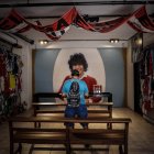 Una persona reza en un altar en homenaje al fallecido exfutbolista argentino Diego Armando Maradona, el 23 de noviembre de 2021 en Buenos Aires (Argentina).