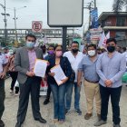 Los comerciantes informales fuera de la Unidad Judicial Valdivia, en Guayaquil.