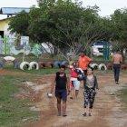 Excombatientes de las FARC caminan en el Espacio Territorial de Capacitación y Reincorporación.