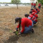 Reforestación. Ayer, Veolia sembró 400 especies de un total de 1.500, que se plantarán dentro de tres meses. En ellas se incluyen plantas y árboles que dan sombra y emanan fragancia (más que otras especies).
