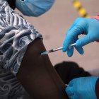 Una mujer recibe una dosis de la vacuna de Moderna durante una jornada especial de vacunación de refuerzo contra la covid-19 para menores de 65, en Gijón, España. EFE/ Paco Paredes