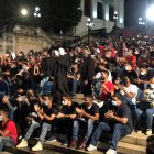 El presidente cubano Miguel Díaz Canel (fuera de cuadro), participa junto a jóvenes cubanos en una velada por el quinto aniversario de la muerte del líder cubano Fidel Castro, el 24 de noviembre de 2021, en la Habana (Cuba). Cinco años después de su muerte, la sombra de Fidel sigue siendo alargada en Cuba, donde el legado de su máximo líder durante medio siglo continúa guiando al gobierno, pero también influyendo sobre los opositores, según los expertos. EFE/ Laura Becquer