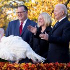 El presidente de EE.UU., Joe Biden (d), perdona dos pavos durante el Día de Acción de Gracias en la Casa Blanca, en Washington (EE.UU.).