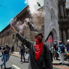 Estudiantes participan de una manifestación pacífica en Quito (Ecuador), en una fotografía de archivo.