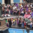 Más de 175 pares de zapatos rojos se colocaron sobre el suelo