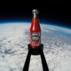 Un montaje donde aparece una botella de la famosa salsa de tomate "ketchup" de la marca Heinz en el espacio. EFE/