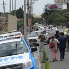 Supermercado. Las ofertas del supermercado Coral que está en la Carlos Julio Arosemena generaron un embotellamiento ayer de más de dos kilómetros  2. Centros comerciales. Alrededor de los espacios que quedan en la ciudadela Kennedy también hubo atascos desde el miércoles en la noche. 3. Bahía. El movimiento de carros es imposible a ratos en la zona. Para salir de un embotellamiento se requieren más de 35 minutos.
