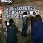 Los carteles están en sitios concurridos como las escaleras del Tiovivo de Jane, en el barrio de Dumbo.