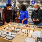 Compradores asisten a una tienda de electrodomésticos y equipos electrónicos durante "Black Friday", en Gurnee, Illinois (EE.UU.), este 26 de noviembre de 2021.