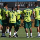 Jugadores de Palmeiras hablan en el campo durante su visita al estadio Centenario en Montevideo (Uruguay) previo a la final de la Libertadores.