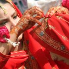 Dos novias se ayudan a colocar el pañuelo durante su ceremonia matrimonial múltiple en Karachi (Pakistán) en una imagen de archivo. EFE/Rehan