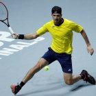 Emilio Gómez devuelve la bola al español Pablo Carreño en partido correspondiente a la eliminatoria de la fase final de la Copa Davis de tenis, entre España y Ecuador, este viernes en el Madrid Arena.