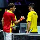 Pablo Carreño, jugador español, le da la mano al ecuatoriano Emilio Gómez, tras vencerlo en el duelo del 26 de noviembre.