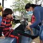 Israel Llerena Rendón, figura de la escuela de fútbol Los Tigrillos y admirador de Lionel Messi, es ayudado con la equipación por su madre Edilma, en la Copa Extra.