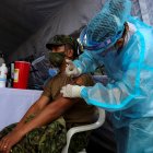 Fotografía de archivo en la que se registró a un militar ecuatoriano al ser vacunado contra el covid-19, en el fuerte militar Epiclachima, en Quito (Ecuador).