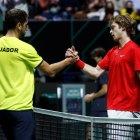 Roberto Quiroz (i), de Ecuador, saluda con el ruso Andrey Rublev al término del encuentro.