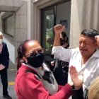 Libertad. A la salida de la Corte Nacional Luis Guanotasig no pudo contener sus lágrimas luego de que el tribunal ratificara su estado de inocencia.