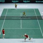 Los ecuatorianos Diego Hidalgo y Gonzalo Escobar (detrás) durante su partido de dobles ante los rusos Aslan Karatsev y Andrey Rublev de la fase final de la Copa Davis