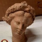 Las autoridades italianas se incautaron hoy en Sicilia (sur) de más de 11.000 objetos antiguos, que van desde el periodo helénico hasta el medieval y que habían sido robados en un yacimiento arqueológico clandestino.