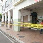 EN UN EDIFICIO DE DEL CENTRO MALECON Y AGUIRRE UNA MAPOSTERIA CAYO EN LA CALLE ESTO PRODUCTO DEL FUERTE TEMBLOR QUE SE DIO EN GUAYAQUIL 28 DE NOVIEMBRE DEL 2021 GUAYAQUIL-ECUADOR