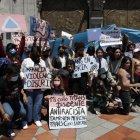 La comunidad LGBTI se tomó la plaza de la Basílica de Quito.