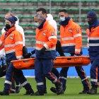 Neymar, jugador brasileño del PSG, deja el campo en camilla tras una dura entrada.