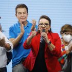 La candidata presidencial hondureña Xiomara Castro (3d) fue registrada al dar una declaración, tras conocerse los resultados parciales de las elecciones de este domingo, en Tegucigalpa (Honduras).