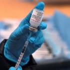 Un sanitario prepara una dosis de la vacuna de Moderna.