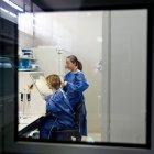 Dos investigadoras trabajan en el laboratorio de IrsiCaixa en el proyecto de Investigación de la Vacuna del VIH, en foto de archivo.