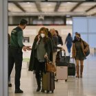 Guardias Civiles vigilan el aeropuerto Adolfo Suárez-Barajas en Madrid, en una fotografía de archivo.