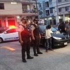 La Policía con los tres sospechosos aprehendidos al amanecer de hoy, luego de una persecución.