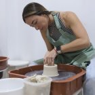 Carolina es psicóloga clínica y ha logrado vincular la cerámica con terápia de bienestar