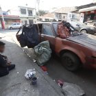 Hecho. El ‘dueño’ del vehículo, al que han apodado el ‘drogomóvil’, ha colocado fundas en las ventanas.
