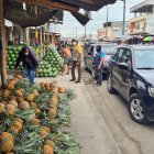 Escenario. Así permanecían las aceras, previo a la intervención, en el mercado. No había espacio para circular en el sitio hace, al menos, dos años.