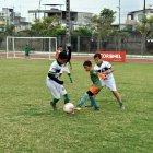 John Pardo (c) ante la marca de dos jugadores rivales más grandes.