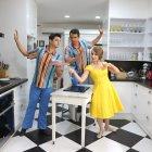 Luisa junto a los bailarines Boris Posligua y Gerardo Vera.