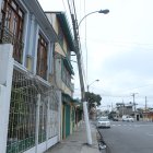 Uno de los postes inclinados está en la avenida Esmeraldas y José Vicente Trujillo.
