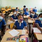 Estudiantes asisten un día de clases presenciales en una escuela pública, en una fotografía de archivo.