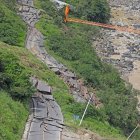 Fotografía cedida este lunes por la Agencia Andina de noticias en la que se registro una carretera afectada por el terremoto del pasado domingo en la región amazónica peruana.