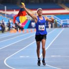 El deportista quiteño cruzó la meta tras cronometrar 1 hora, 21 minutos y 56 segundos.