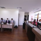 Diligencia. Jueces y defensores de Yunda en los minutos previos a la instalación de la audiencia de recusación.