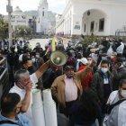 Quito. Decenas de policías en servicio pasivo protestaron ayer por el atraco al Isspol.