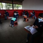 Estudiantes de la Unidad Educativa Agropecuaria Eduardo Salazar Gómez regresan a clases presenciales en Quito (Ecuador), en una fotografía de archivo.