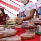 Las chicas preparan dulces para empezar sus emprendimientos.