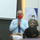 Francisco Andino, gerente del Teodoro Maldonado Carbo en Guayaquil, recibió a pacientes que protestaron por la falta de medicamentos.